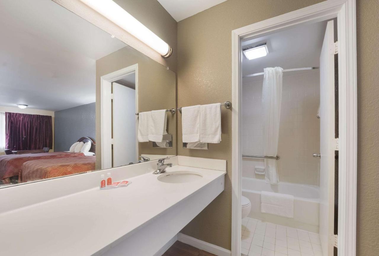 Econo Lodge Thomaston Eksteriør bilde