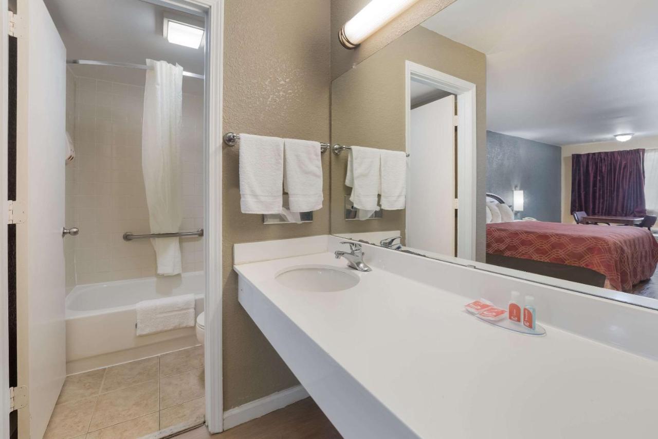 Econo Lodge Thomaston Eksteriør bilde